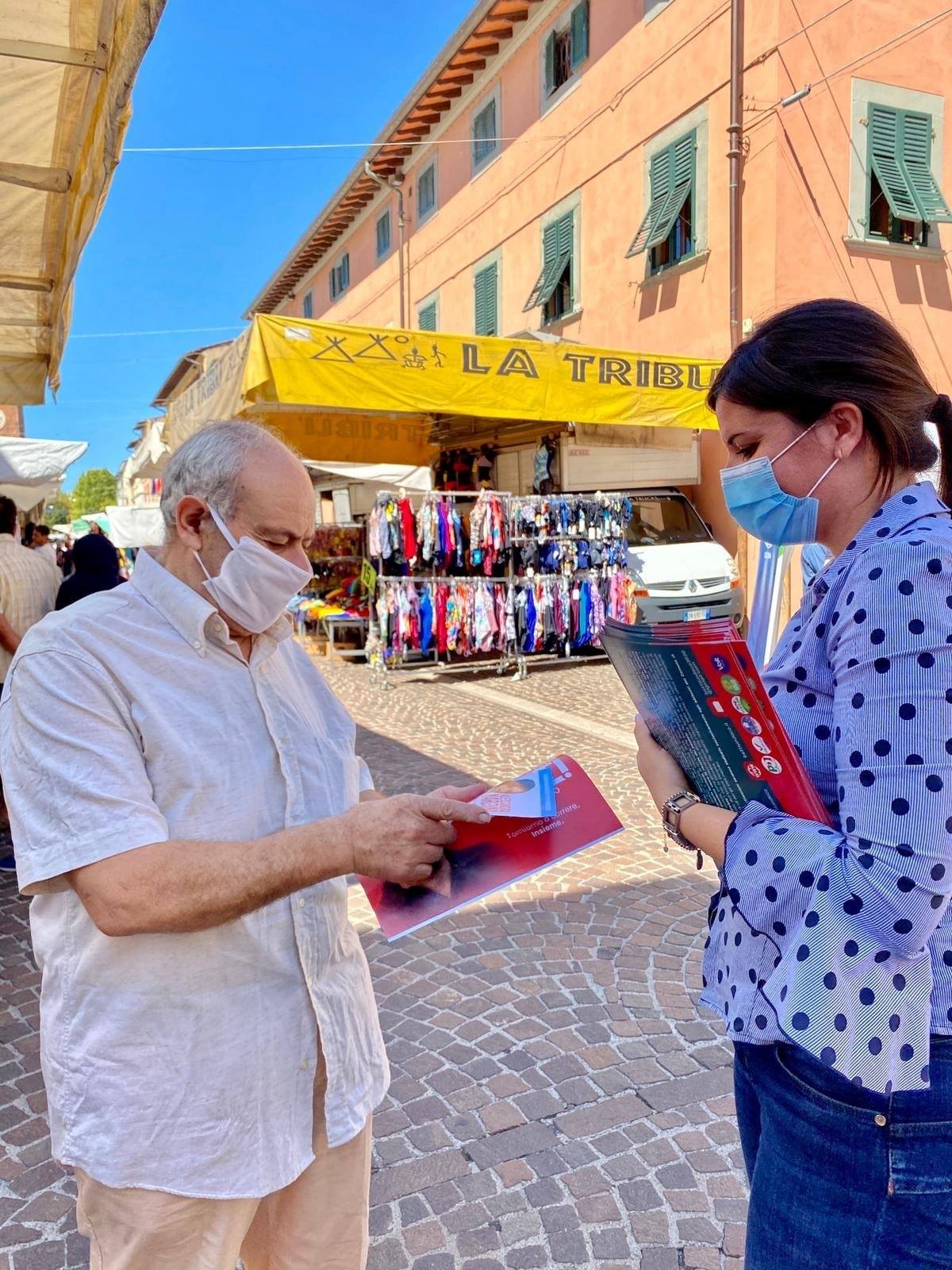 A Cascina volantinaggi e incontri al mercato con cittadini e commercianti