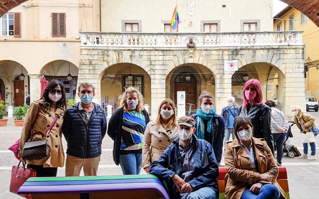 Panchina arcobaleno a Cascina