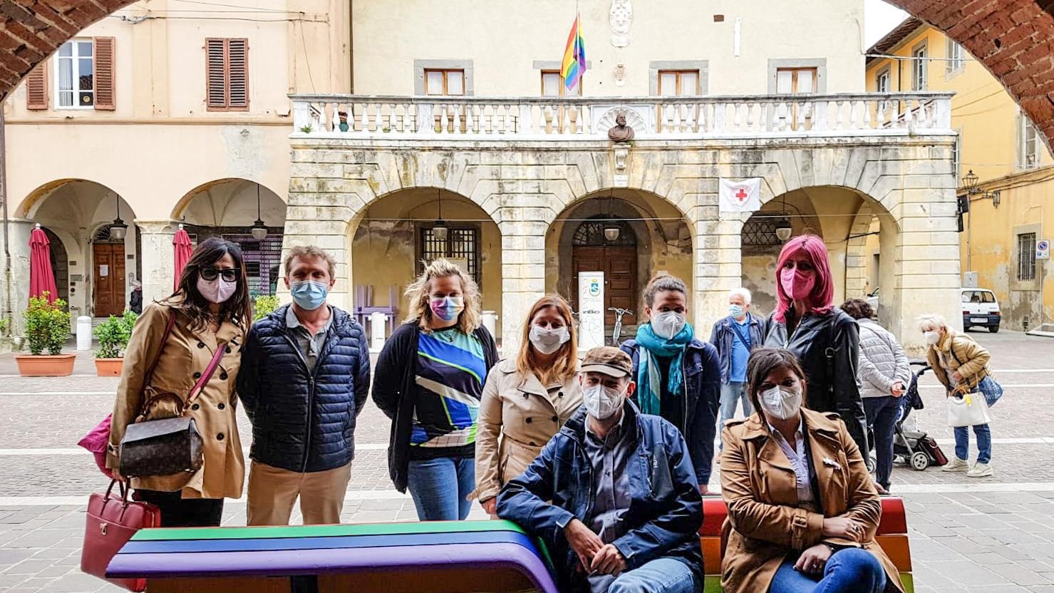 Panchina arcobaleno a Cascina
