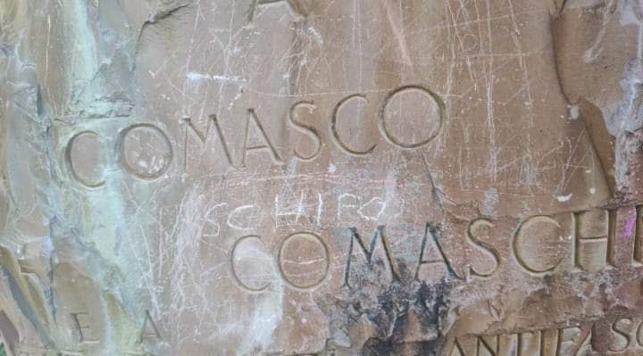 Cascina, sfregio al monumento a Comasco Comaschi