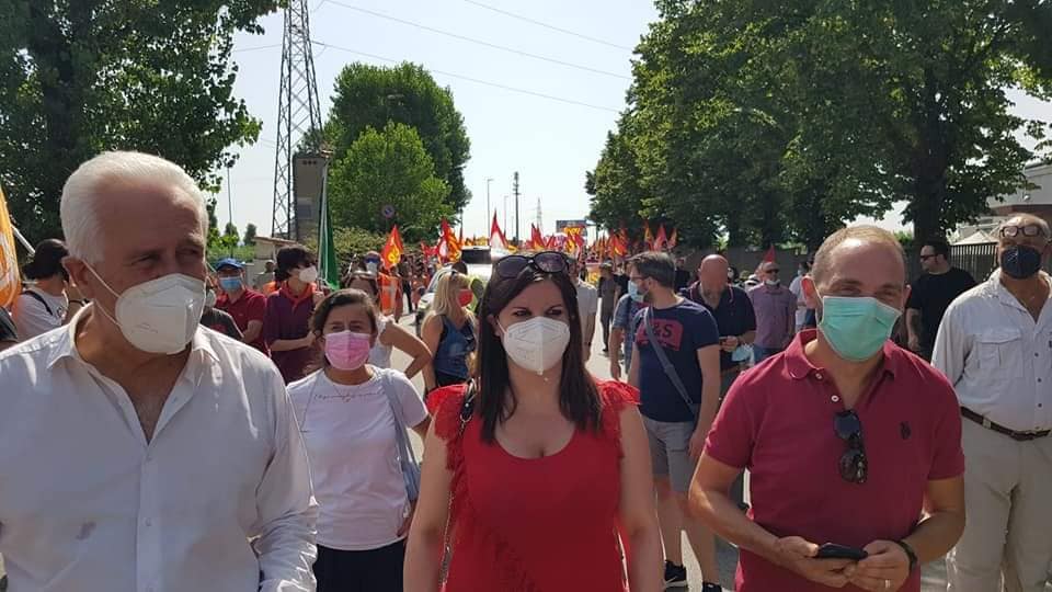 Manifestazione contro i licenziamenti alla Gkn