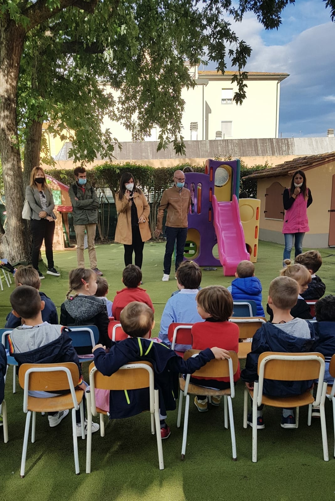 Grembiulini variopinti per crescere libere e liberi, senza stereotipi