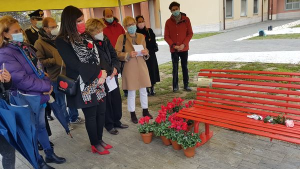 A CISANELLO INAUGURATA UNA PANCHINA ROSSA IN RICORDO DELLE VITTIME DI FEMMINICIDIO