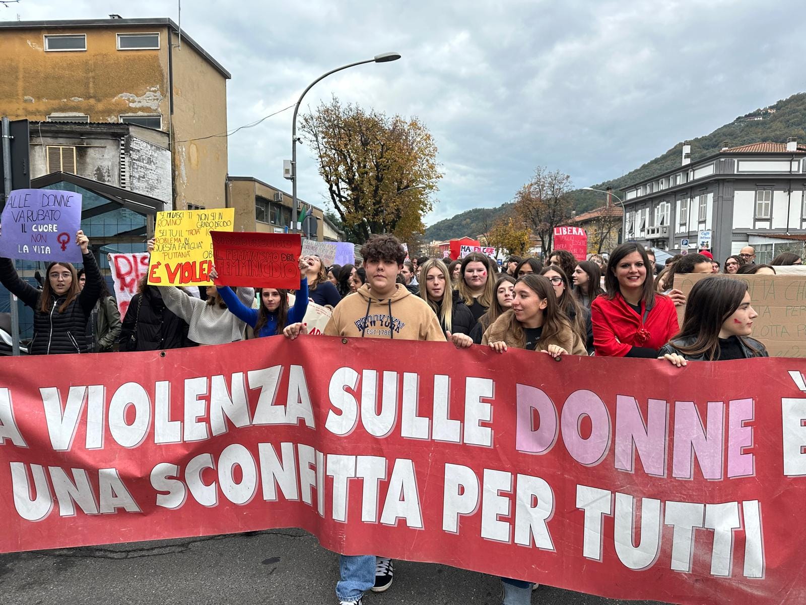 In marcia a Carrara contro la violenza di genere