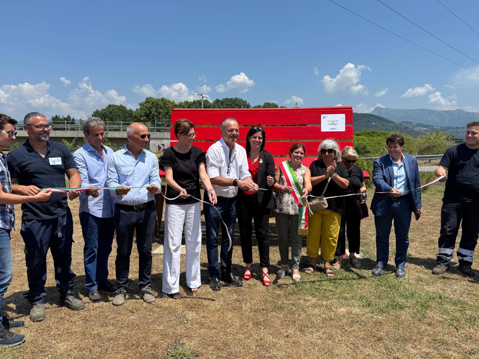 Viareggio, inaugurata una panchina rossa al Consorzio di Bonifica 1 Toscana Nord